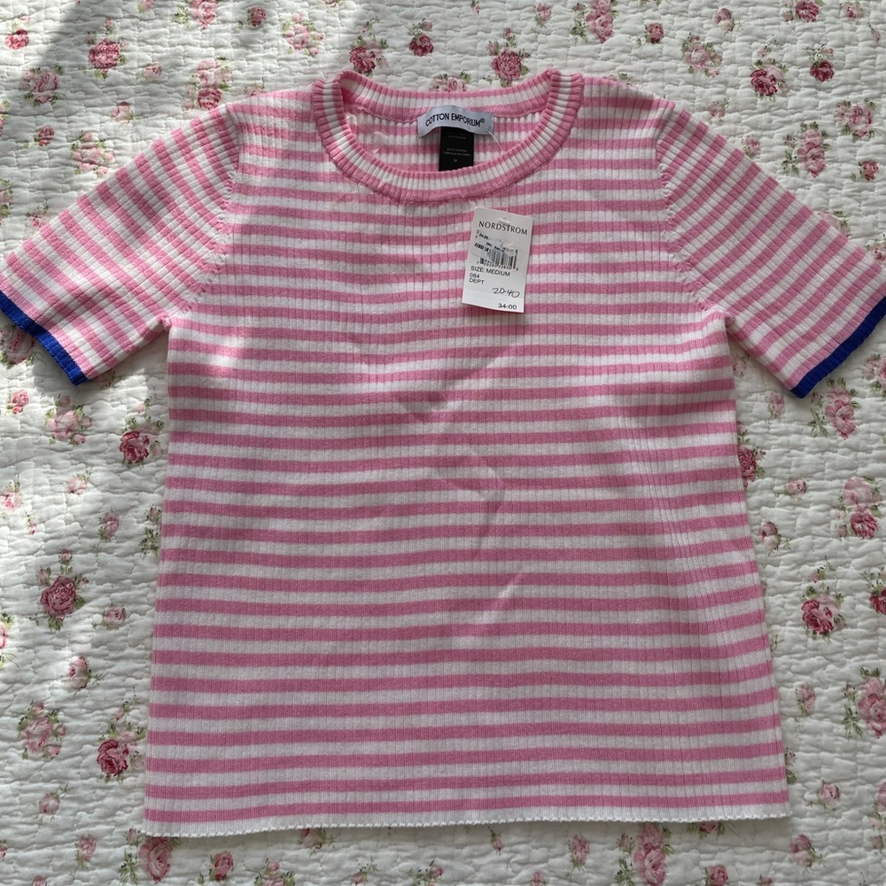Cropped top perfect for high waisted jeans